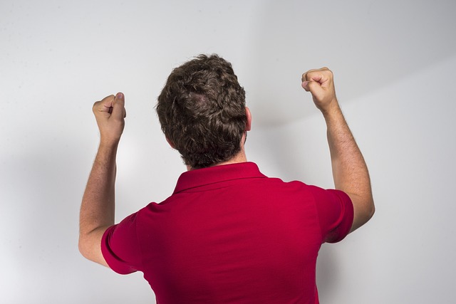 张琳艳赛后和凯莉交换球衣，后者直接把中国队球衣穿在身上